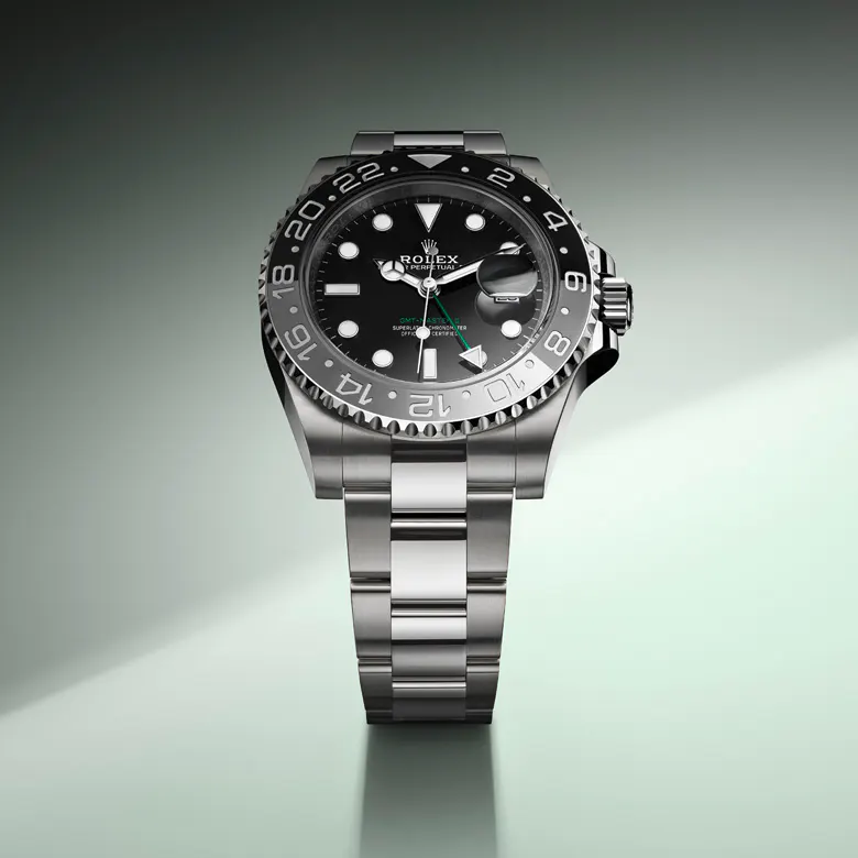 rolex GMT-Master II    - Questo modello presenta un quadrante in ceramica verde e una lunetta disco della lunetta Cerachrom bicolore in ceramica verde e nera. A completamento delle tradizionali lancette delle ore, dei minuti e dei secondi, il GMT‑Master II esibisce una lancetta supplementare con punta a triangolo che effettua un giro del quadrante in 24 ore, così come una lunetta girevole bidirezionale graduata 24 ore. Questa lancetta 24 ore dal colore intenso indica l’ora di riferimento di un primo fuso orario di origine, leggibile sulla graduazione della lunetta. In viaggio, l’ora locale è indicata sul quadrante tramite la tradizionale lancetta delle ore che può essere regolata con facilità, in entrambe le direzioni e a salti di un’ora, grazie a un meccanismo comandato dalla corona di carica. La regolazione dell’ora locale avviene in modo indipendente dalla lancetta dei minuti e dei secondi. Ciò permette ai viaggiatori di regolare il nuovo fuso orario senza dover rinunciare alla precisione del loro orologio. Il disco della lunetta Cerachrom è nero e verde, un abbinamento cromatico esclusivo per questo modello.