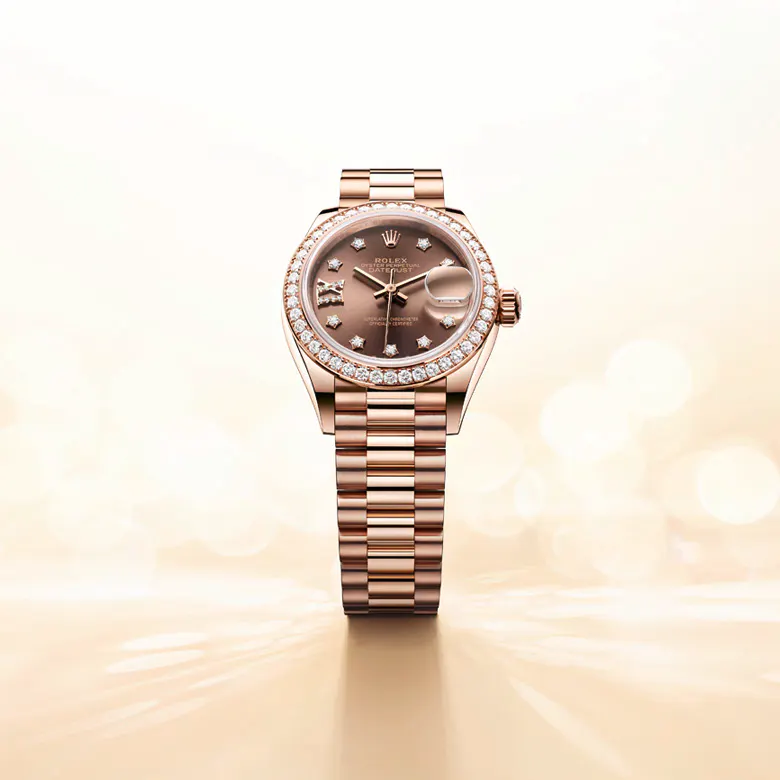 rolex Lady-Datejust    - Il quadrante presenta diamanti in castoni d’oro 18 ct. La finitura soleil crea delicati riflessi di luce su molti quadranti della collezione Oyster Perpetual. Per ottenerla, si fa ricorso a sapienti tecniche di spazzolatura che producono lievi scanalature che si diramano dal centro del quadrante verso l’esterno. La luce si propaga uniformemente lungo ogni incisione, dando vita a un leggero, caratteristico bagliore che si sposta a seconda della posizione del polso. Una volta che la finitura soleil è stata completata, il colore del quadrante viene applicato usando la deposizione fisica da vapore o la galvanoplastica. Un sottile strato di vernice conferisce al quadrante il suo aspetto finale.