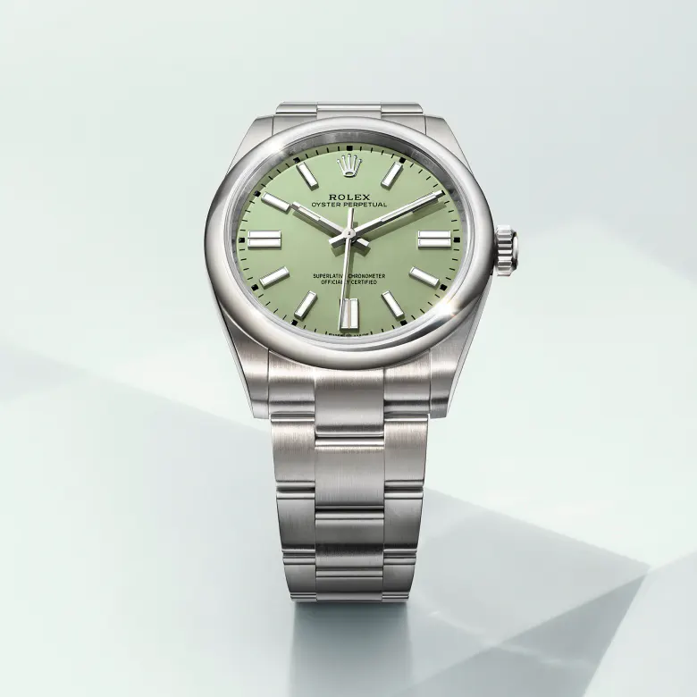 rolex Oyster Perpetual    - I colori creati per la gamma Oyster Perpetual esistono inizialmente sotto forma di lacca, che deve essere applicata con cura e in modo omogeneo per ottenere una superficie uniforme. L’operazione avviene in una camera ad ambiente controllato per evitare che polvere e impurità si depositino sulla superficie. Sei strati di lacca sono depositati, uno dopo l’altro, sul disco di ottone che è la base del quadrante. Poi si applica una vernice prima di passare alla lucidatura che conferisce al colore tutta la sua brillantezza e la sua vivacità. Successivamente, si procede alla stampa a tampone delle diverse iscrizioni, mentre gli indici e la corona sono rivettati a mano. Il quadrante, scintillante e impeccabile, è pronto per essere montato sul movimento in fase di assemblaggio dell’orologio.